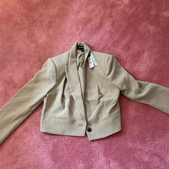 NWT Peak Lapel One Button Cropped Blazer - Medium - Picture 4 of 7